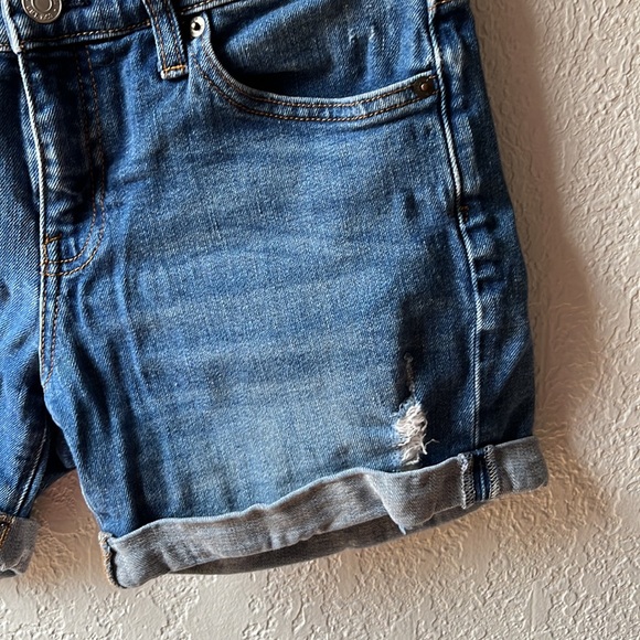 Gap 1969 5” distressed denim shorts - Picture 2 of 8